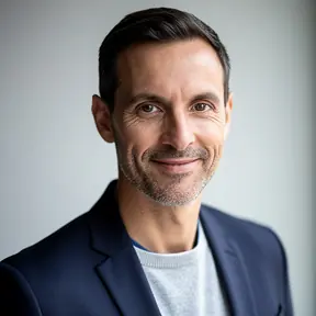 Professional headshot of a French man in his late 30s, smart casual outfit, natural light, neutral background, friendly and confident expression, realistic photography, high resolution

