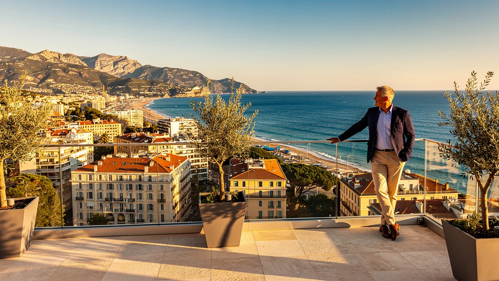 Vue dégagée sur Nice sans voile atmosphérique impactant le prix au m² d'un bien immobilier