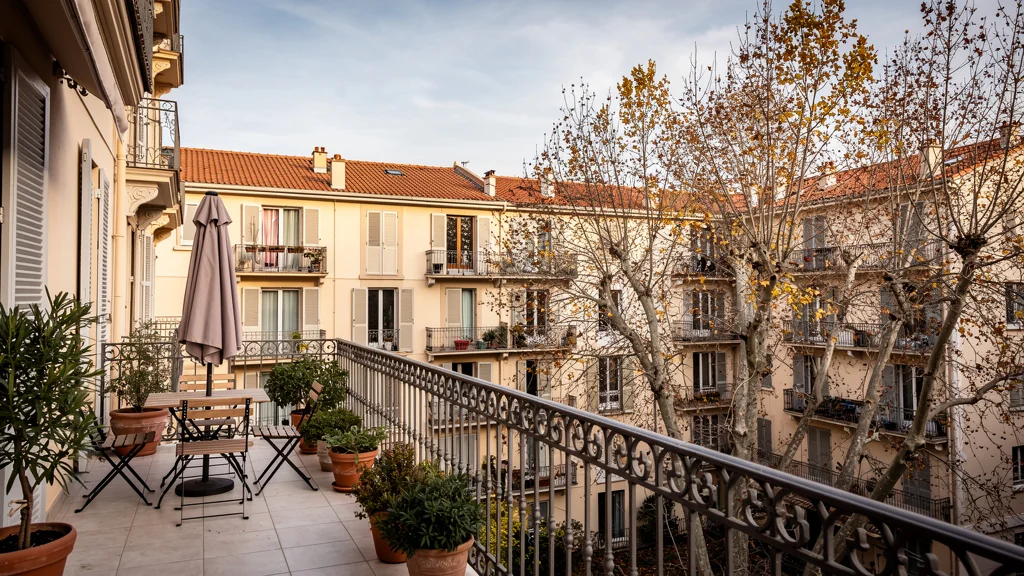 Ce que j’aurais aimé anticiper sur le vis-À-Vis de ma terrasse niçoise